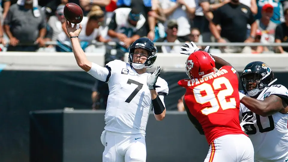 Nick Foles se lesionó en su primer partido con los Jaguars