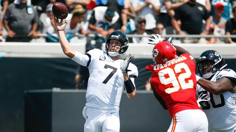 Nick Foles se lesionó en su primer partido con los Jaguars