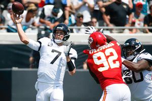 Nick Foles se lesionó en su primer partido con los Jaguars