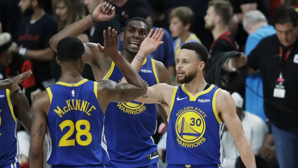 Warriors remonta desventaja de 18 puntos y vence a Trail Blazers