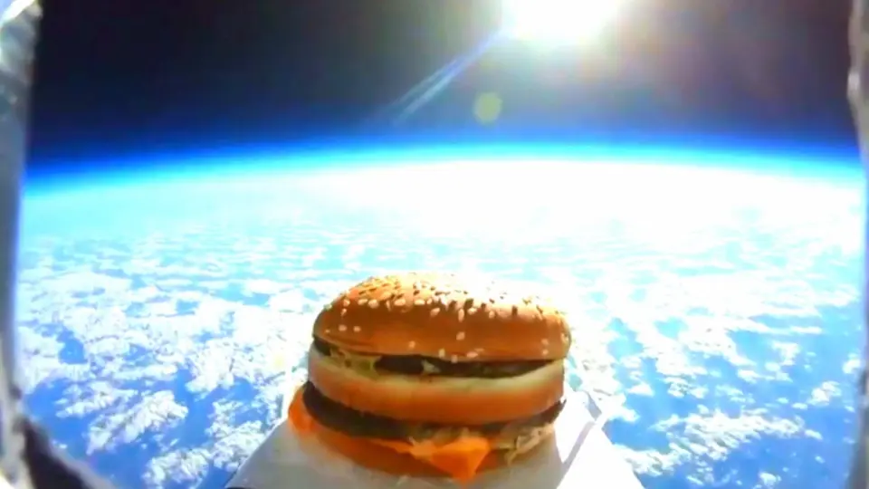 Hamburguesa 'espacial' se estrella en la cancha del Colhester United
