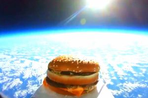 Hamburguesa 'espacial' se estrella en la cancha del Colhester United