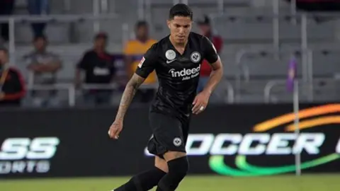 Carlos Salcedo se despide del Eintracht con emotivo mensaje