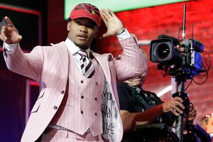 Kyler Murray celebra al ser la primera selección del Draft 2019 | AP