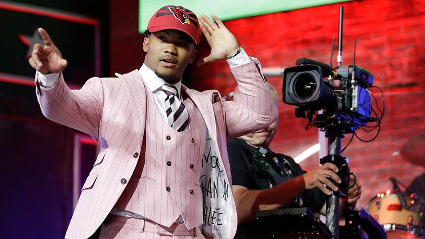 Kyler Murray celebra al ser la primera selección del Draft 2019 | AP