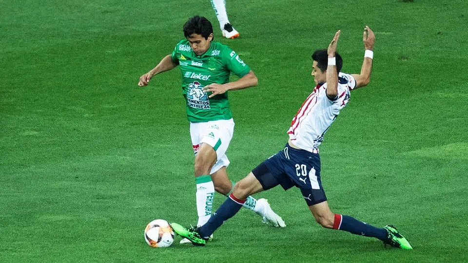 Aficionados de Chivas, molestos por préstamo de Macías al León