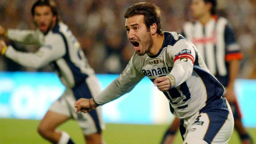 Joaquín Beltrán festeja el título de Pumas ante Monterrey en el 2004 | MEXSPORT
