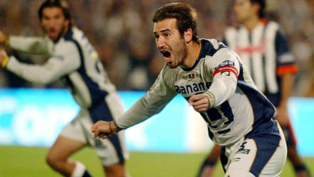 Joaquín Beltrán festeja el título de Pumas ante Monterrey en el 2004 | MEXSPORT