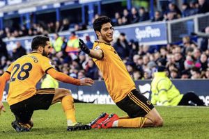 Raúl Jiménez regala su playera a niño con un cartel en español