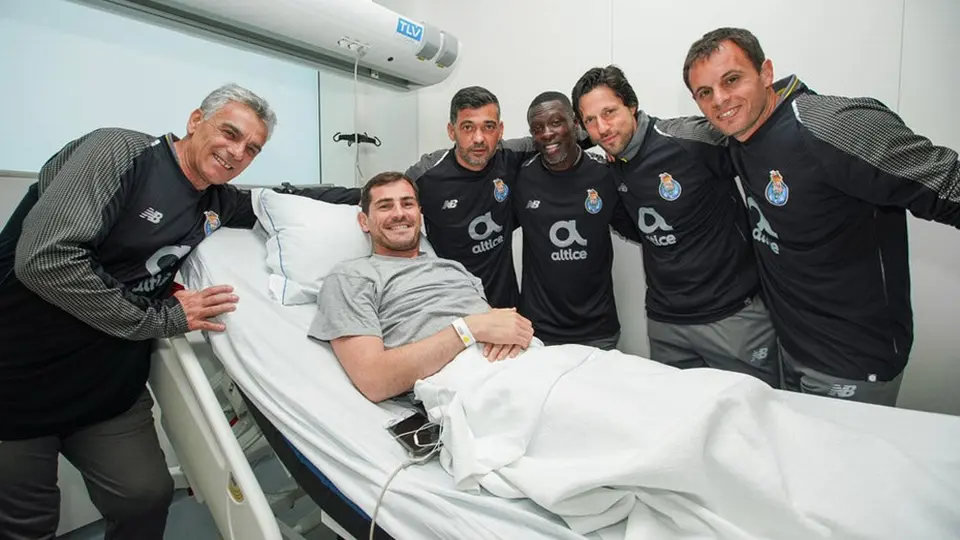Plantilla del Porto visita a Iker Casillas en el hospital