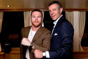 Canelo Álvarez presume reloj de más de 3 millones de pesos