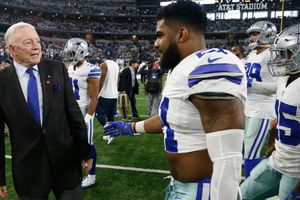 Jerry Jones reconoció que Dallas no contará con Ezekiel Elliott en inicio de temporada