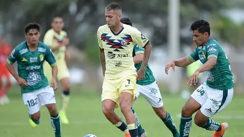 Jérémy Ménez empujó a aficionado que quería una foto 