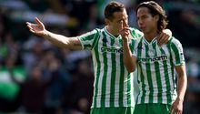 Guardado trollea a Lainez por dormirse en viaje del Betis