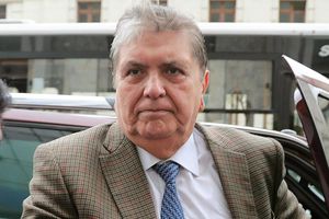 Expresidente de Perú fallece tras dispararse en la cabeza antes de ser detenido