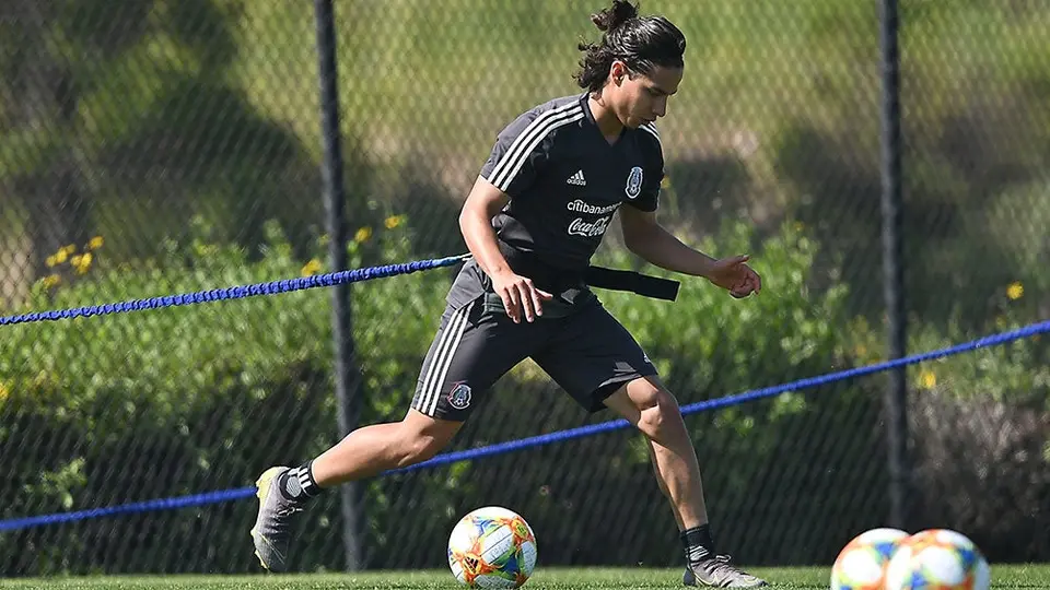 Diego Lainez sufre golpe en la rodilla en práctica del Tri
