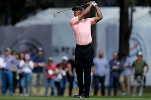 Tiger Woods imparte magia y remonta posiciones en el World Golf Championships