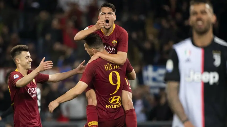 Roma doblega a Juventus y sigue en lucha por puesto de Champions