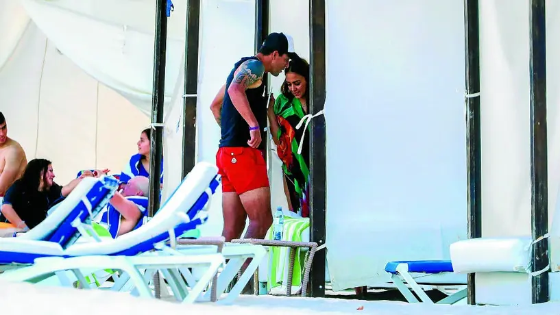 Maza Rodríguez, captado con novia e hijo en Cancún