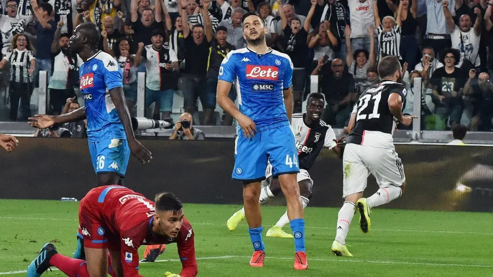 Napoli cae con autogol de último minuto en el debut de Hirving Lozano