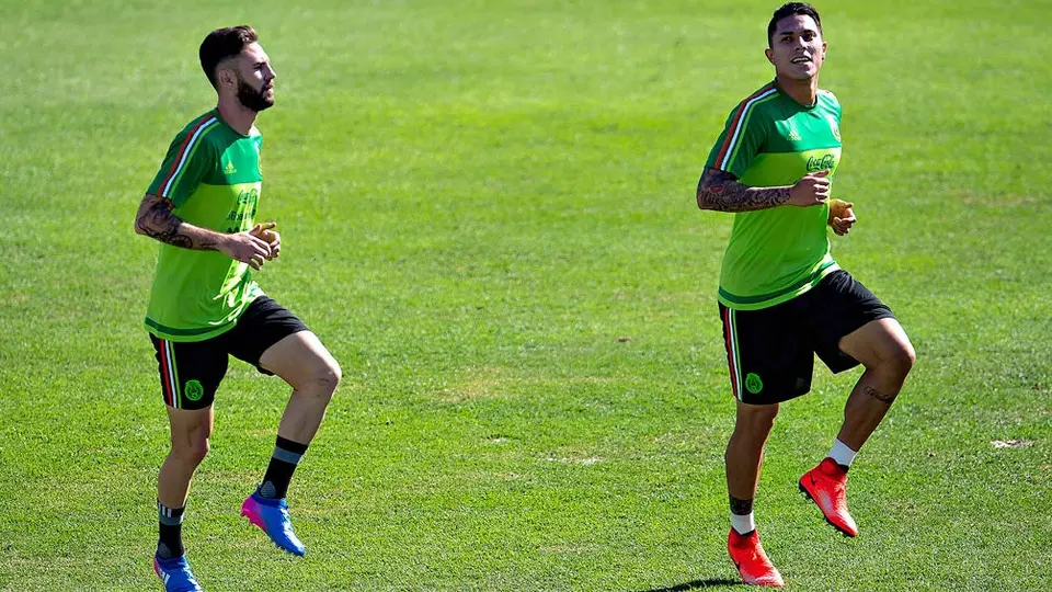 Layún y Salcedo pactan apuesta con causa para el Clásico Regio