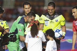 Pequeño recogebalones fue captado haciendo 'changuitos' a favor del Veracruz