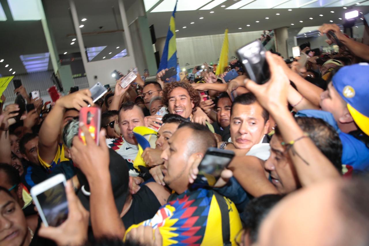 Guillermo Ochoa desata alegría y caos en su arribo a la CDMX