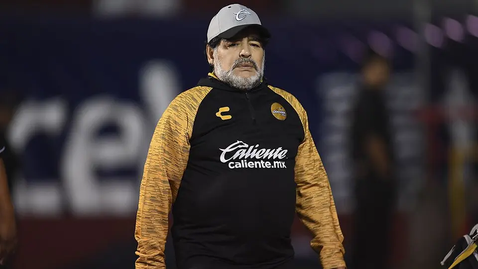 Maradona no seguirá como DT de Dorados por indicación médica