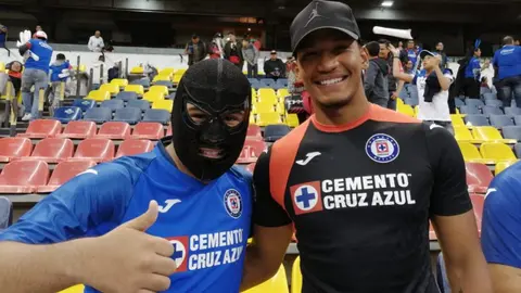 Fan colombiano se ganó la playera del homenaje al Conejo Pérez