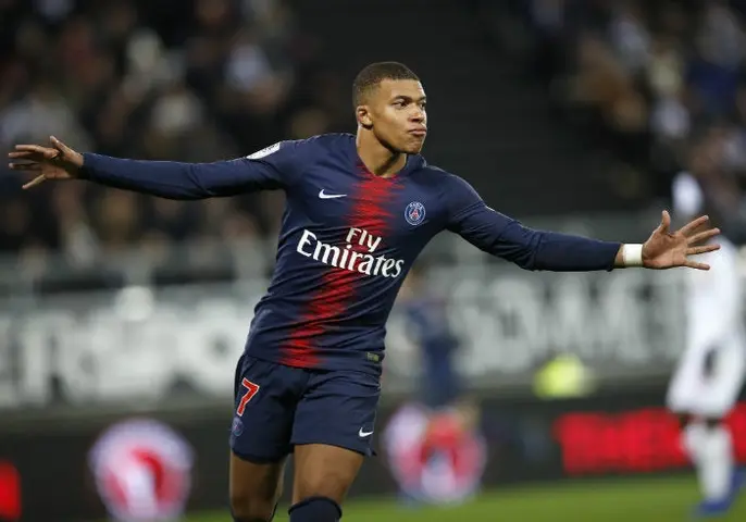Mbappé festeja un gol con el PSG l AP