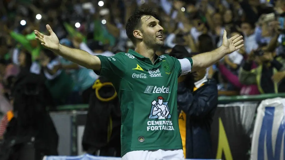 Boselli regresa a México y apoya a León en las tribunas