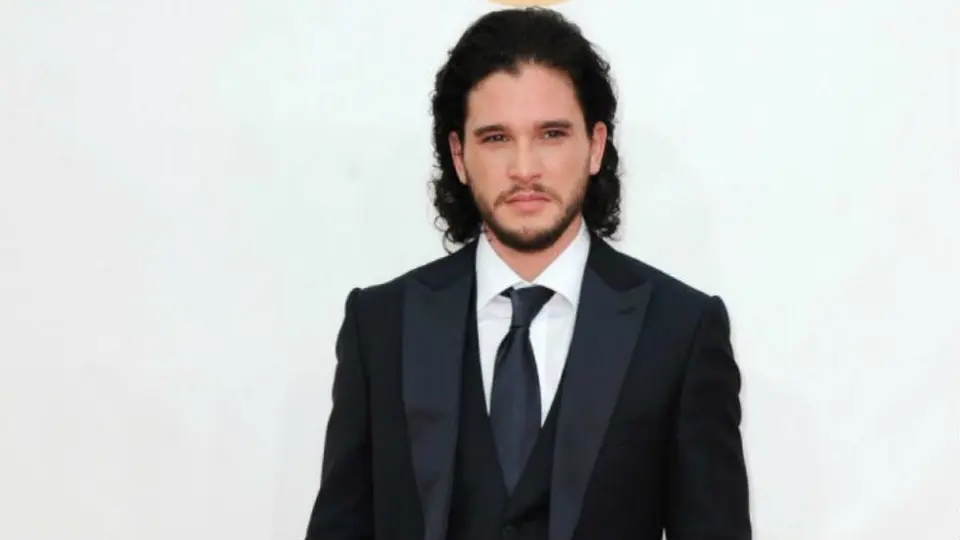 Manchester United regala jersey a 'Jon Snow' de Game of Thrones