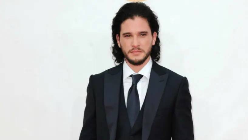 Manchester United regala jersey a 'Jon Snow' de Game of Thrones