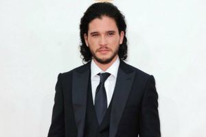 Manchester United regala jersey a 'Jon Snow' de Game of Thrones