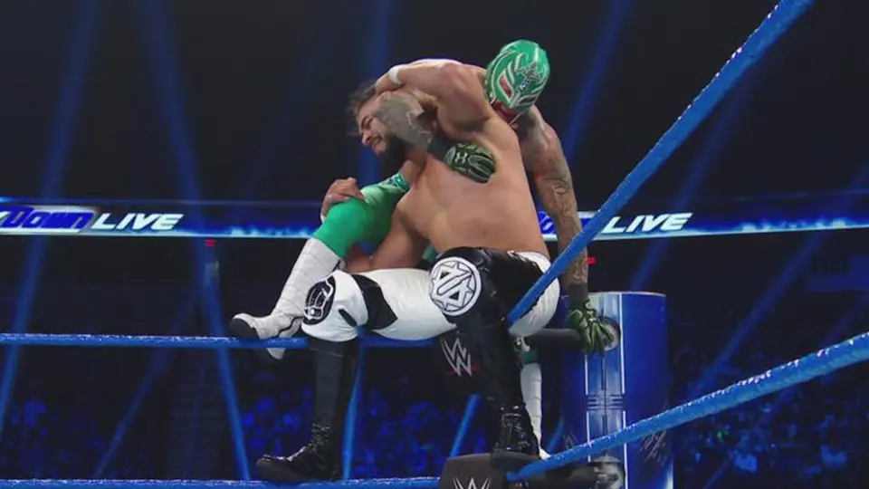 Samoa Joe interrumpe combate de 2 a 3 caídas entre Mysterio y Andrade