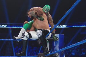 Samoa Joe interrumpe combate de 2 a 3 caídas entre Mysterio y Andrade