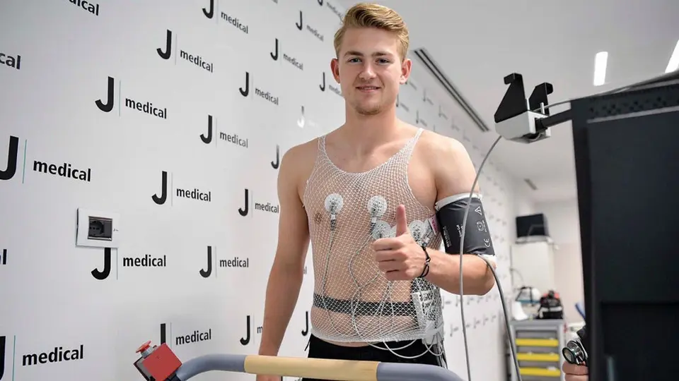 De Ligt realizó con éxito las pruebas médicas con la Juventus