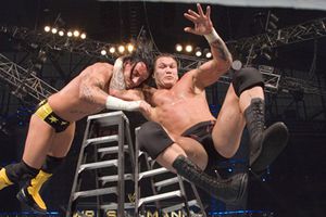 Alumno intenta aplicar un 'RKO' a director de escuela y es arrestado