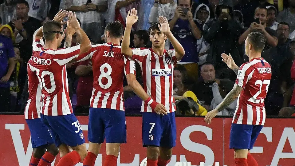 Jugadores de Atlético de Madrid viajaron a México con máscaras y sombreros de charro