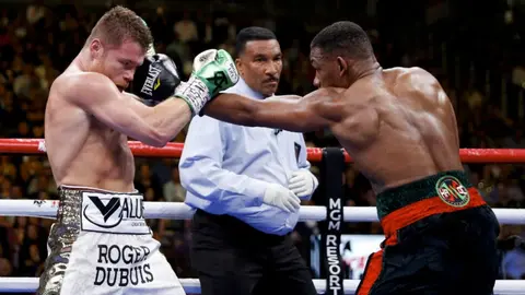 De la Hoya asegura que vio complicada la pelea para Canelo