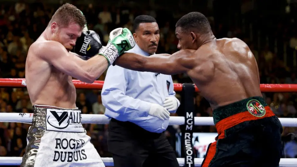 De la Hoya asegura que vio complicada la pelea para Canelo