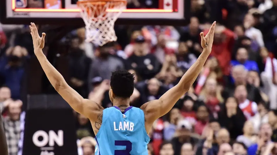 Lamb encesta de media cancha y le da dramático triunfo a los Hornets