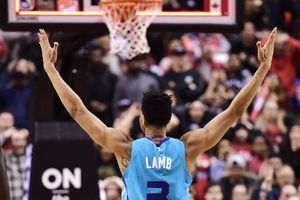 Lamb encesta de media cancha y le da dramático triunfo a los Hornets