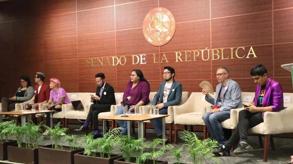 'Libro bomba' explotó en la oficina de una senadora de Morena