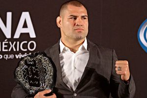 La Parka reta a Caín Velásquez a subirse a un ring