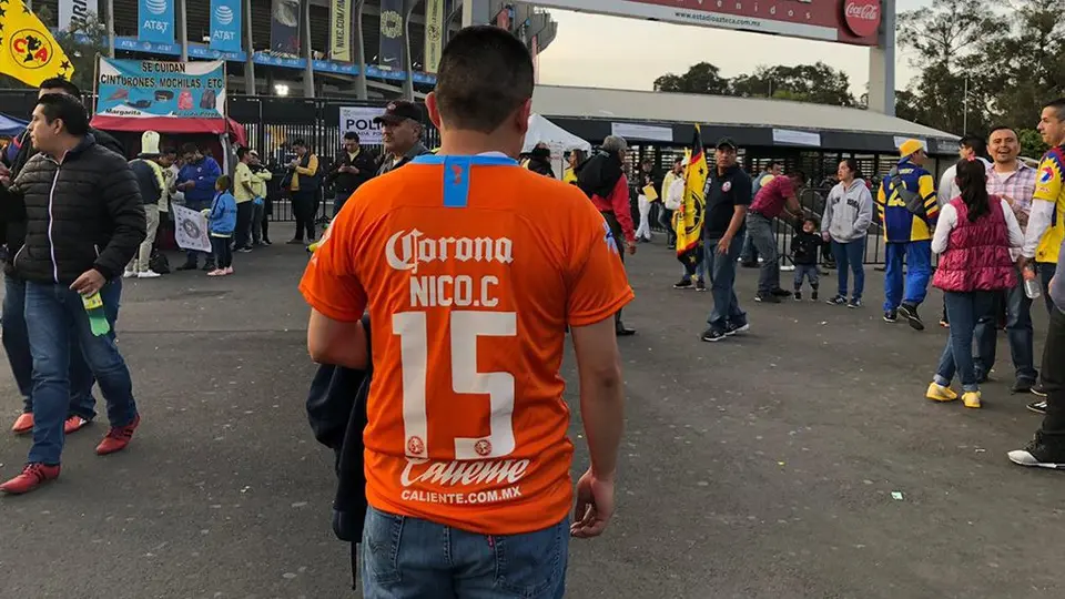 'Vuelan' playeras de Nico Castillo afuera del Azteca