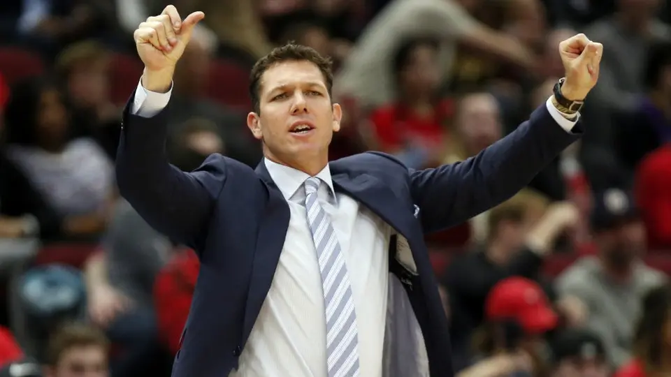 Lakers rescinden contrato de Luke Walton
