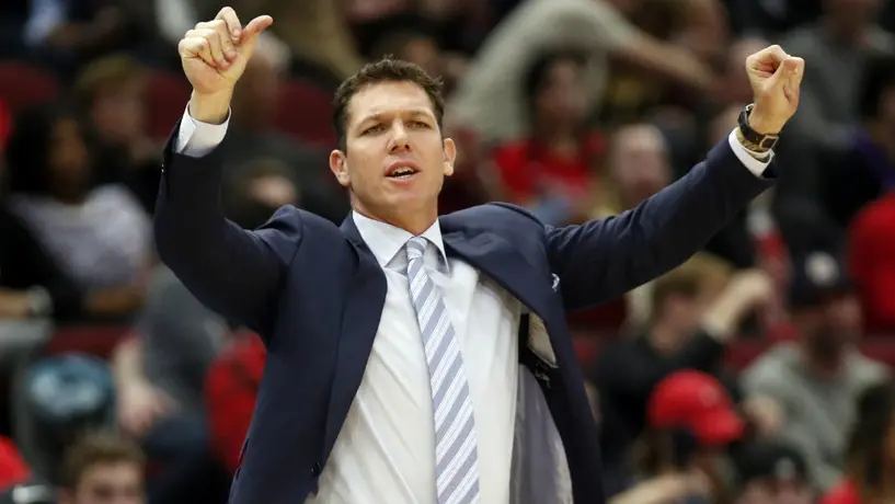 Lakers rescinden contrato de Luke Walton