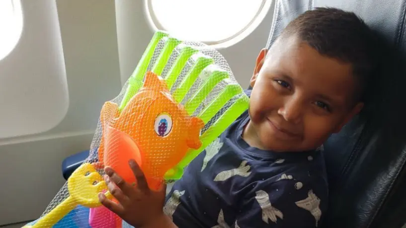 Niño que construía castillos de arena en sus sueños viaja a la playa