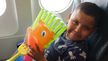 Niño que construía castillos de arena en sus sueños viaja a la playa